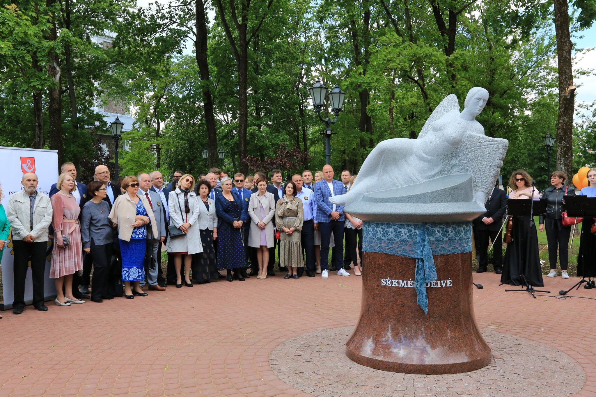 2020-06-07 Tauragės J. V. Kalvano parką papuošė skulptūra „Sėkmės deivė“