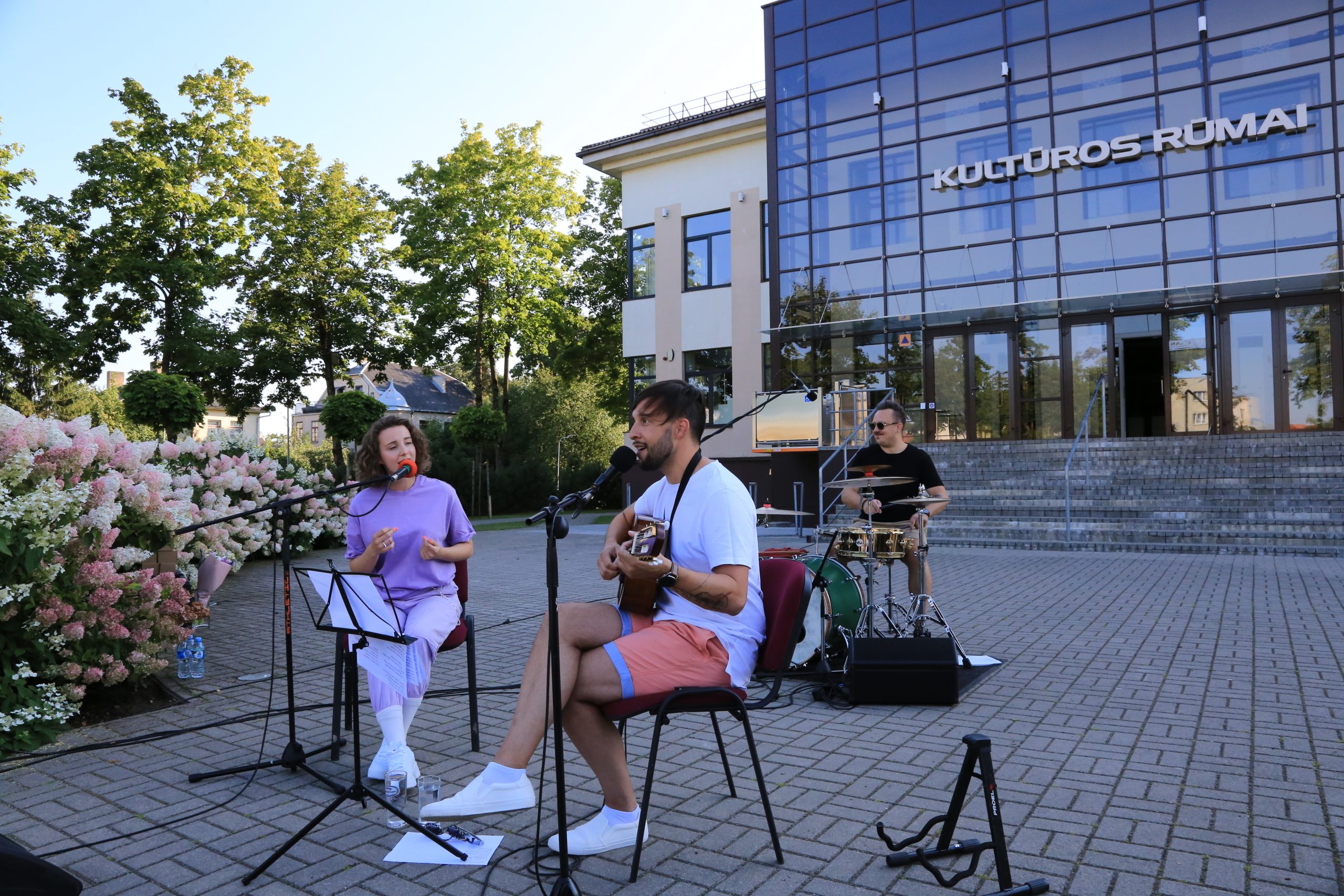 2020-08-13 Jis ir Ji – „Gražiai keistas“ koncertas prie Tauragės kultūros rūmų