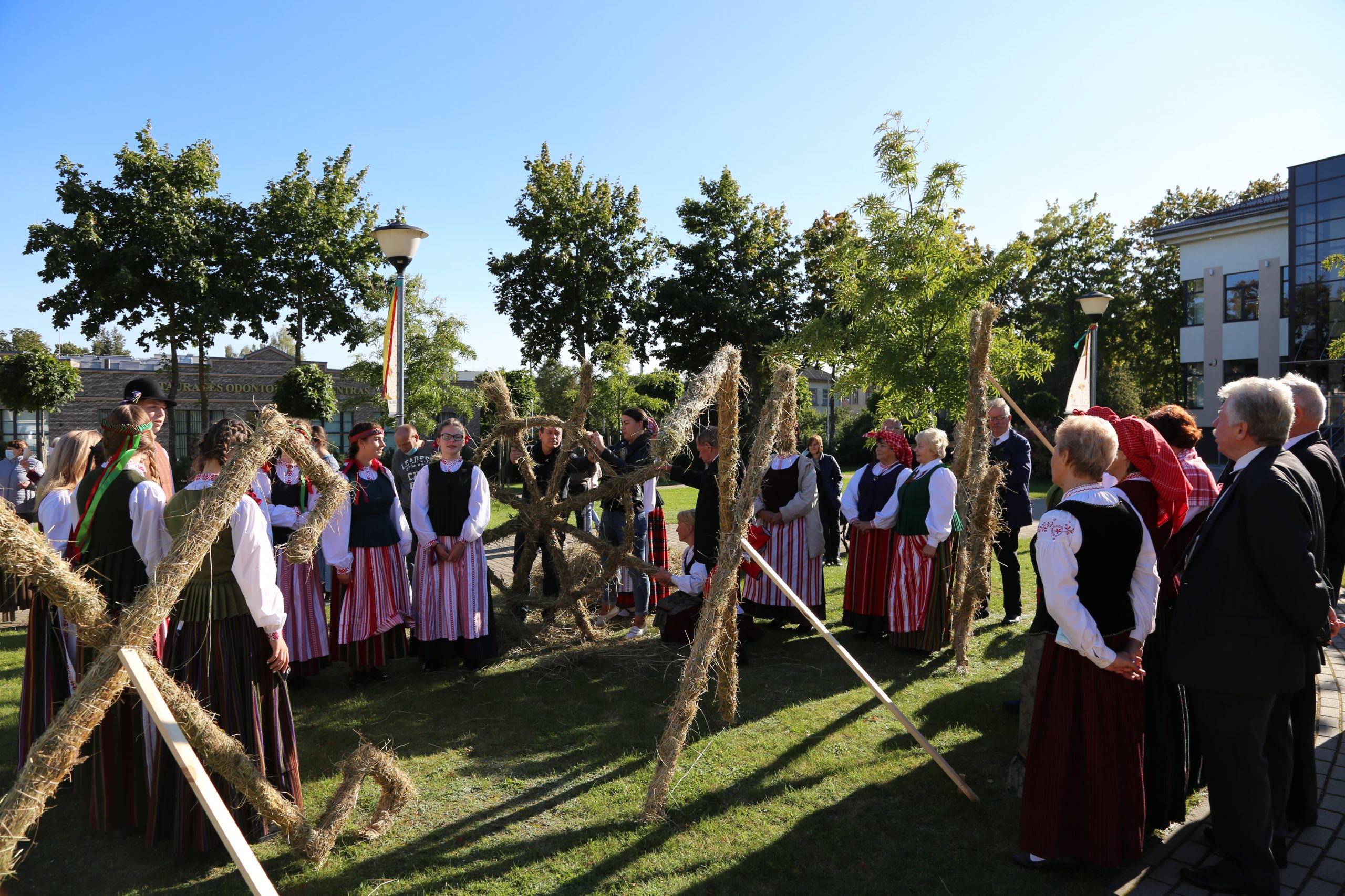 2020-09-18 Baltų vienybės dienai paminėti Tauragėje surengtas šiaudinių skulptūrų pleneras