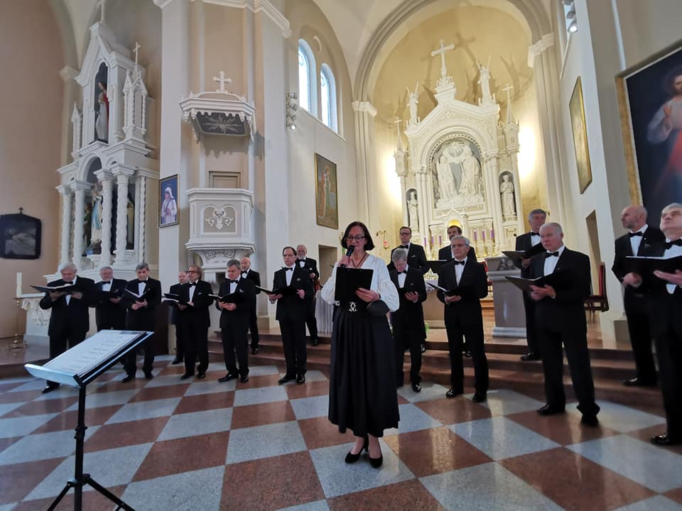 2021-11-18 Tauragės Švč. Trejybės parapijos bažnyčioje skambėjo Ąžuolų klubo vyrų chorų balsai