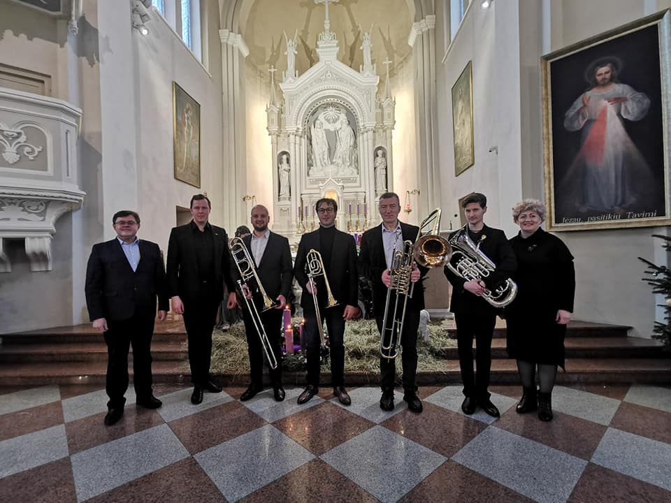2021-12-19 Advento sekmadienis bažnyčioje – šiltas, jaukus, su  SONUM BRASS TRIO muzika