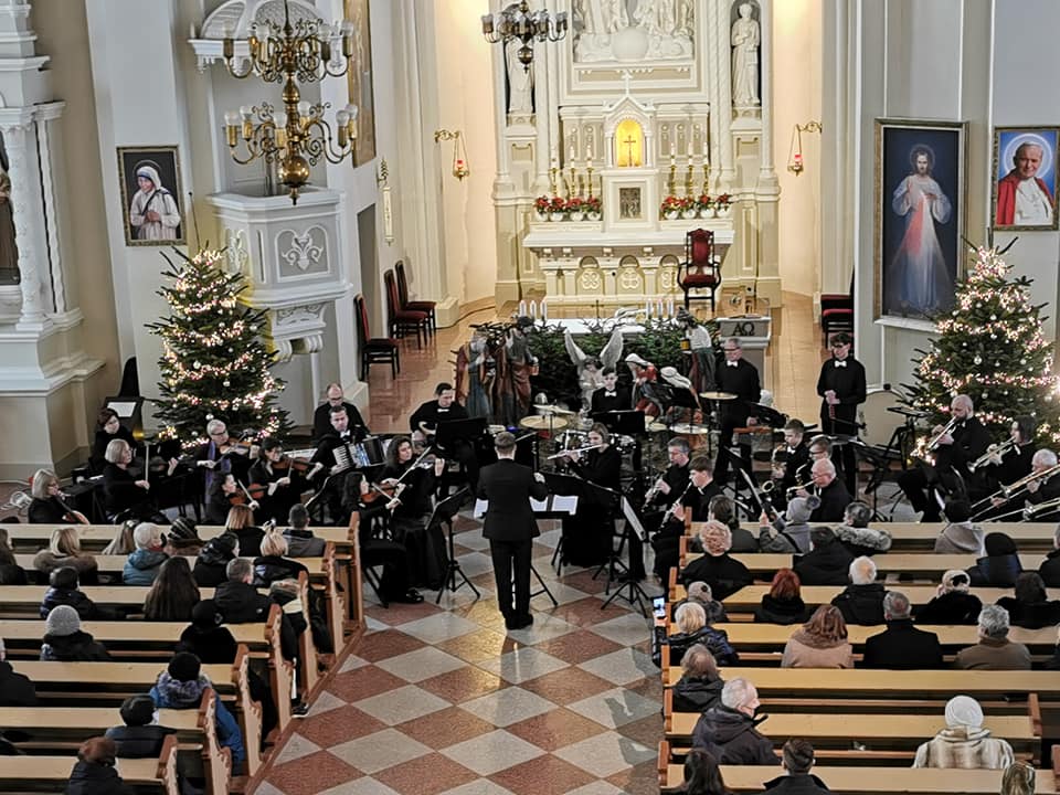 2022-01-09 Kalėdinių renginių ciklo koncerte – lengvosios muzikos orkestro muzika