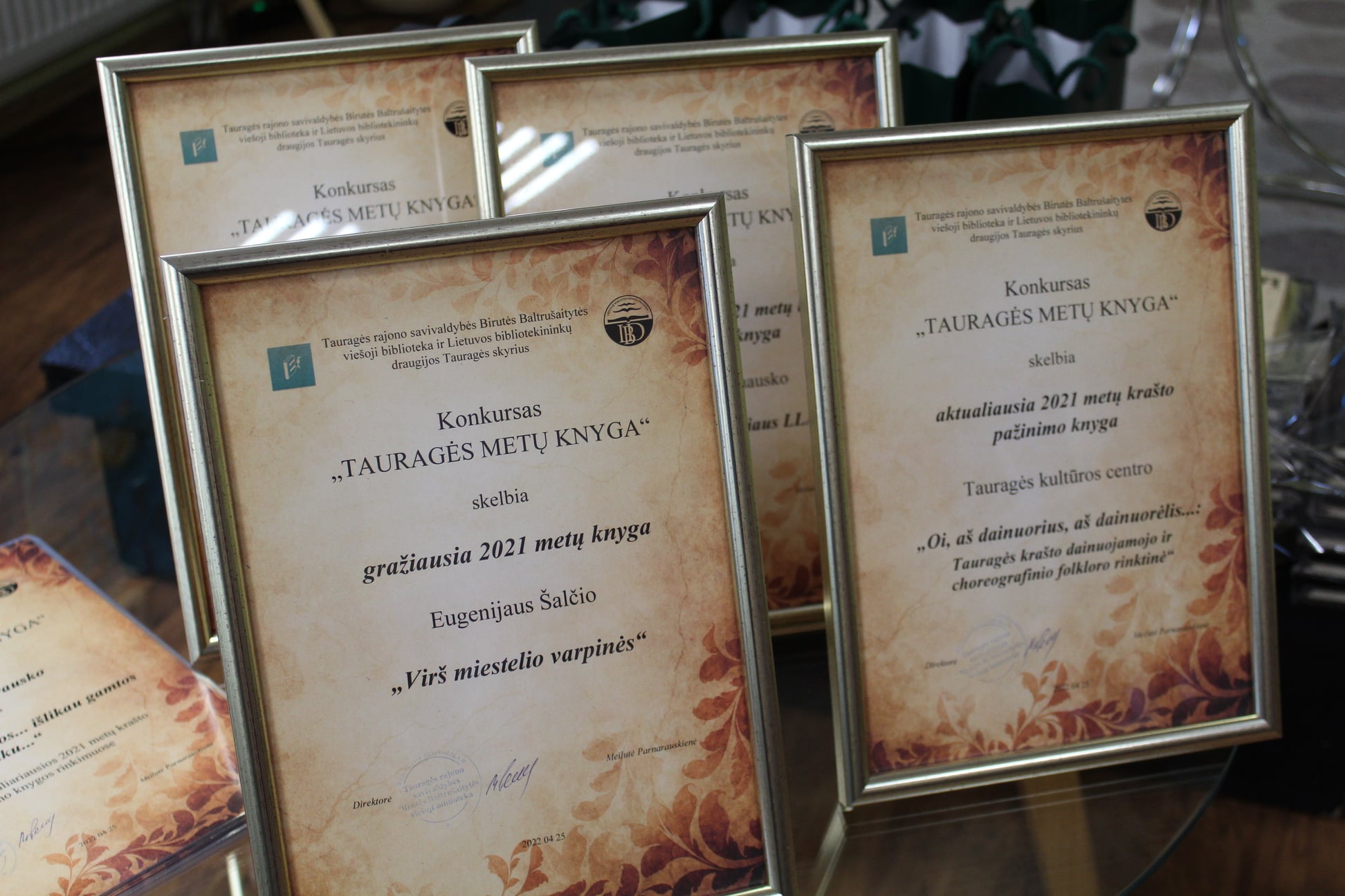 2022-04-25 Nominacijoje „Aktualiausia pažintinė knyga“ išrinkta  „Oi, aš dainuorius, aš dainuorelis…“