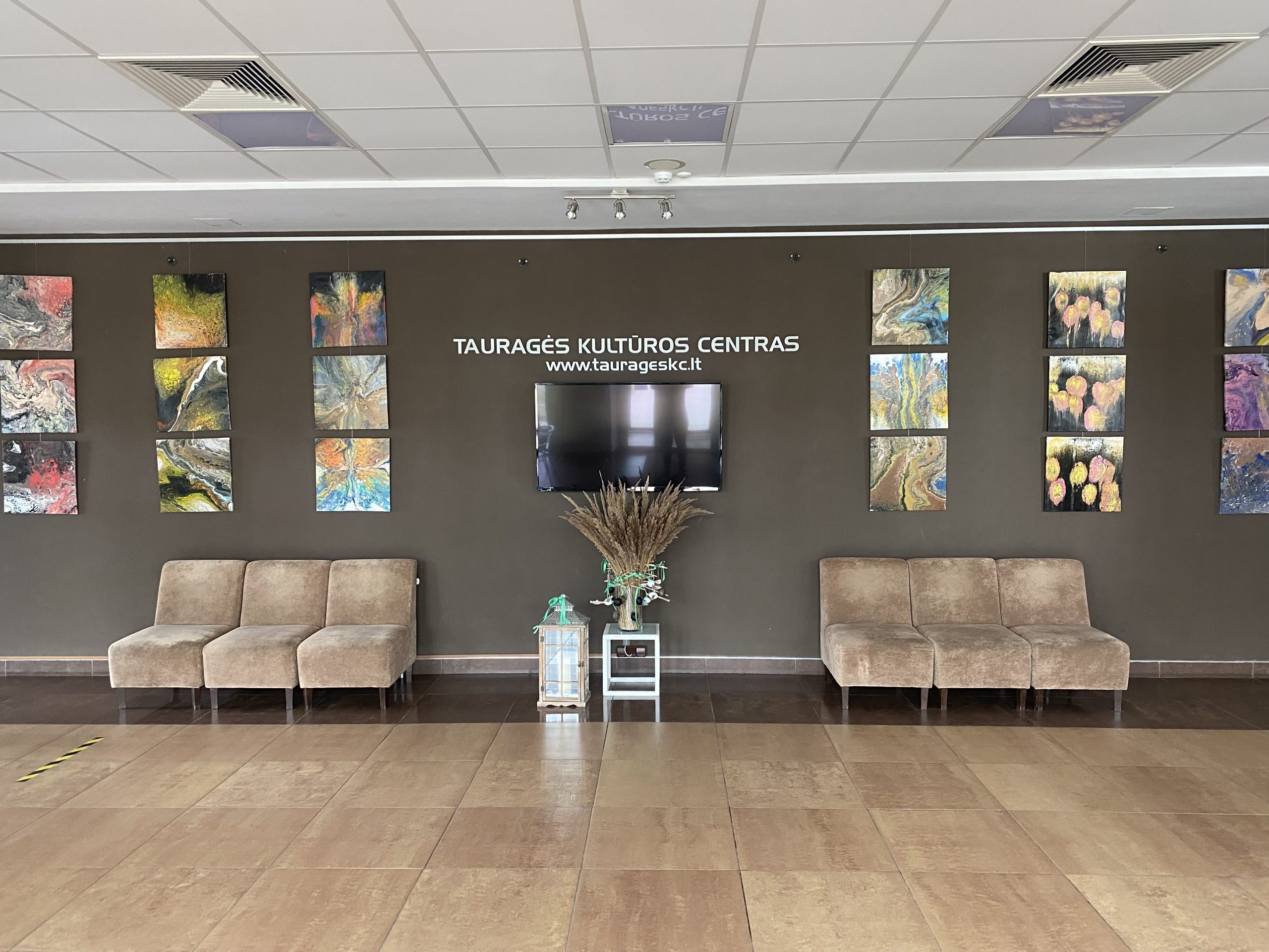 2022-04-12 Tauragės kultūros centre – Sigutės Jusaitienės tapybos darbų paroda SPALVŲ ERDVĖ