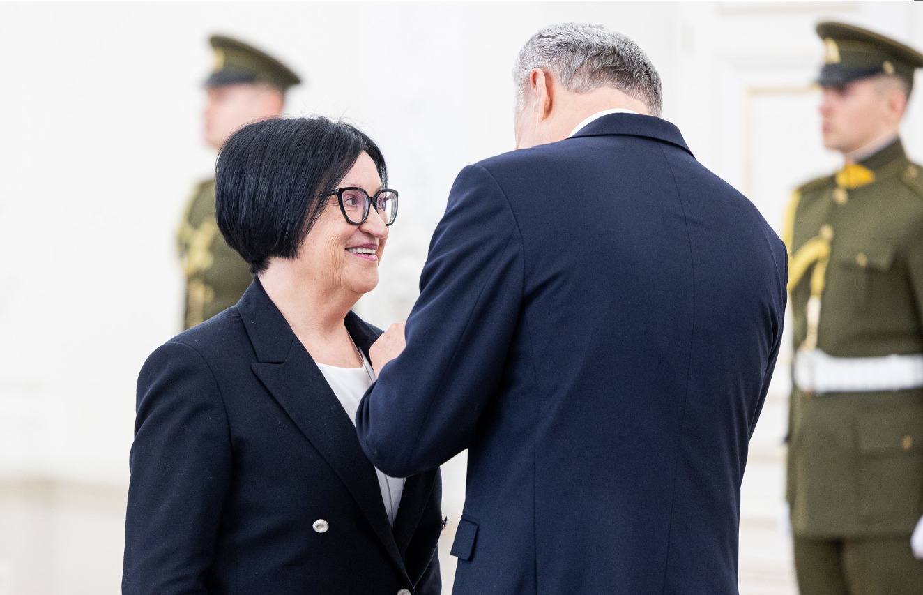 2024-02-16 Režisierei G.Urmonaitei įteiktas Valstybės ordinas