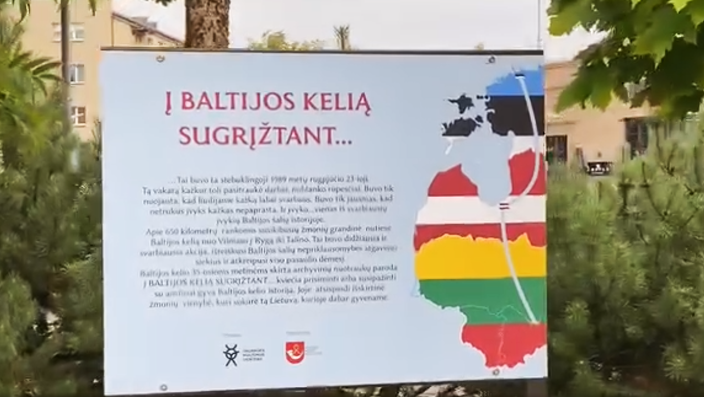 2024-08-23 Kultūros centro prieigose – nuotraukų paroda Į BALTIJOS KELIĄ  SUGRĮŽTANT…