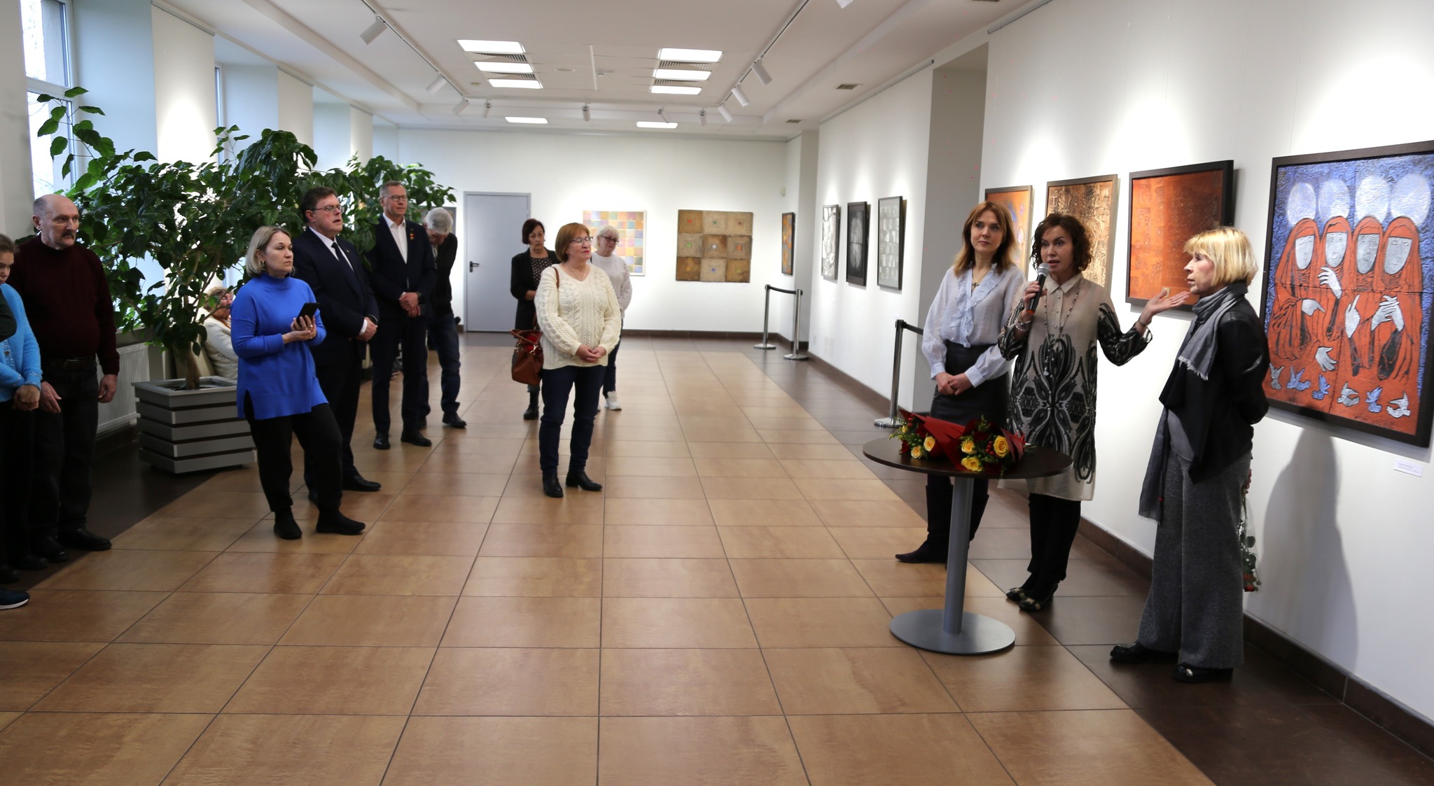 2025-03-11 Tauragės kultūros rūmuose susitikimas su parodos SĄSAJOS autorėmis
