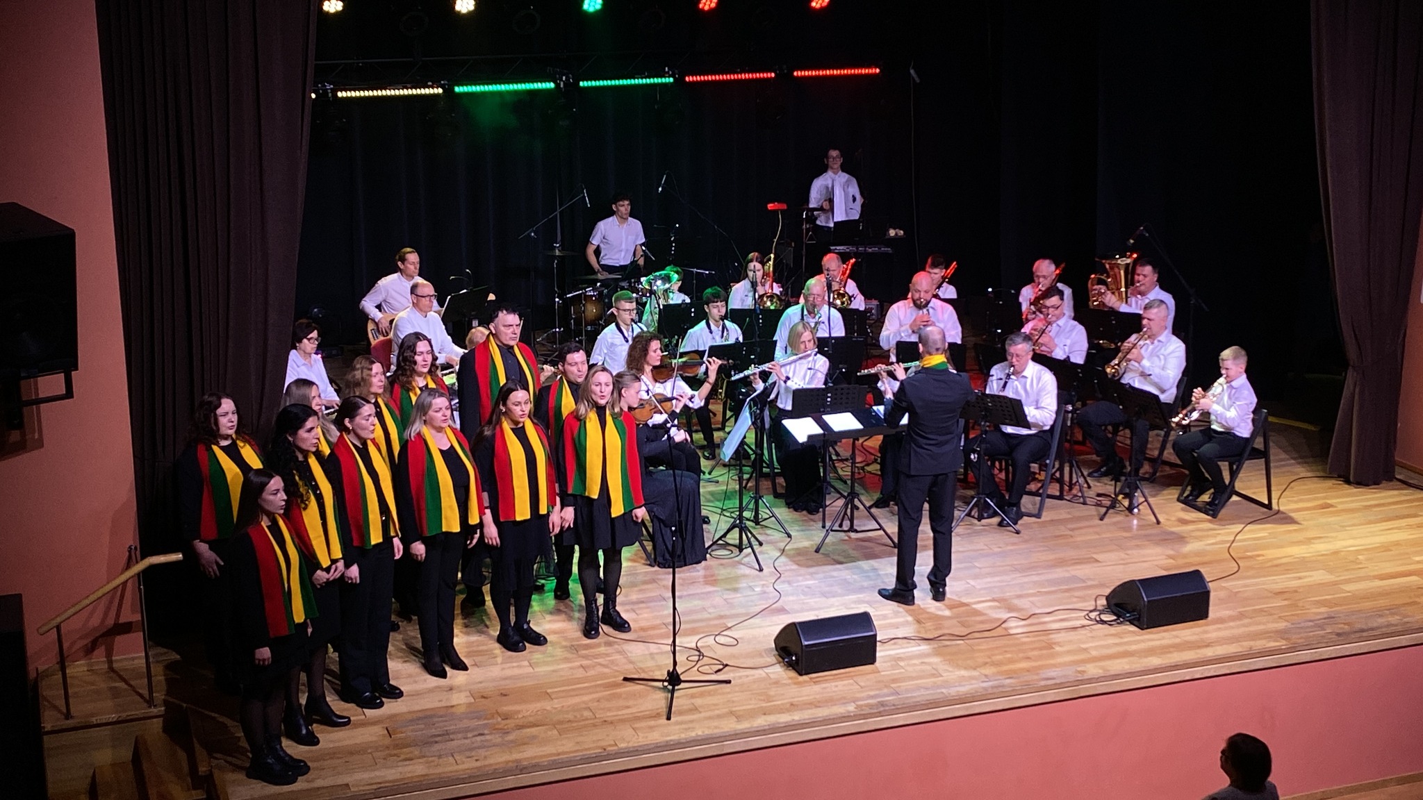 2025-03-11Tauragės kultūros rūmuose Lengvosios muzikos orkestro ir solisčių koncertas LAISVĖS RITMU