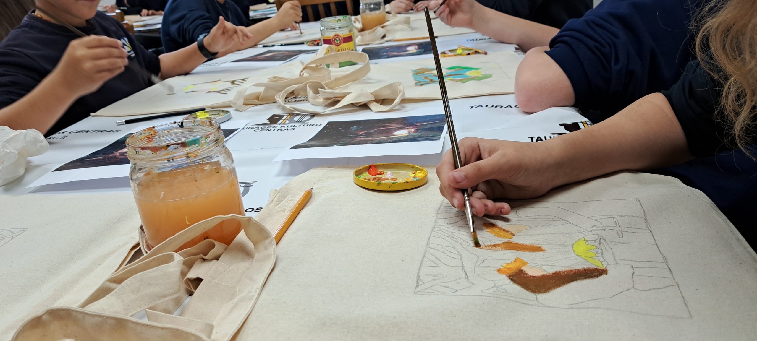 2025-09-25 Tauragės mokiniai noriai dalyvauja kūrybinėse edukacijose „Inspiracija-M. K. Čiurlionis”