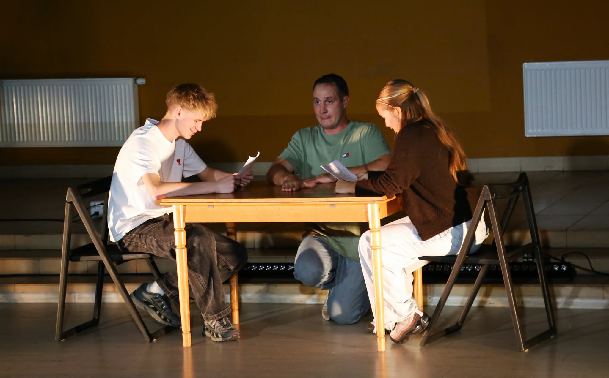 2026-09-15 Projekto SKERSVĖJIS metu No Shoes teatras pristatė jautrų ir atvirą monospektaklį „Dulkėti veidrodžiai“